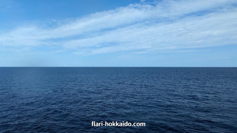 新日本海フェリーからは一面に広がる日本海の景色を楽しめる