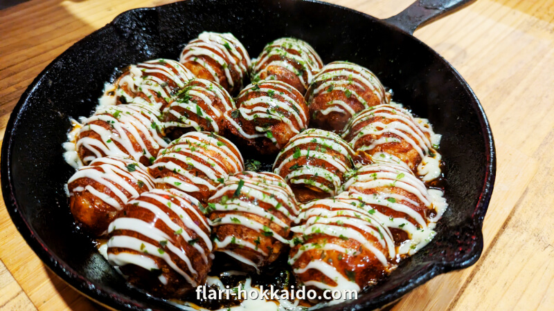 函館市のたこ焼き わやのたこ焼きは熱々の鉄板に乗っている