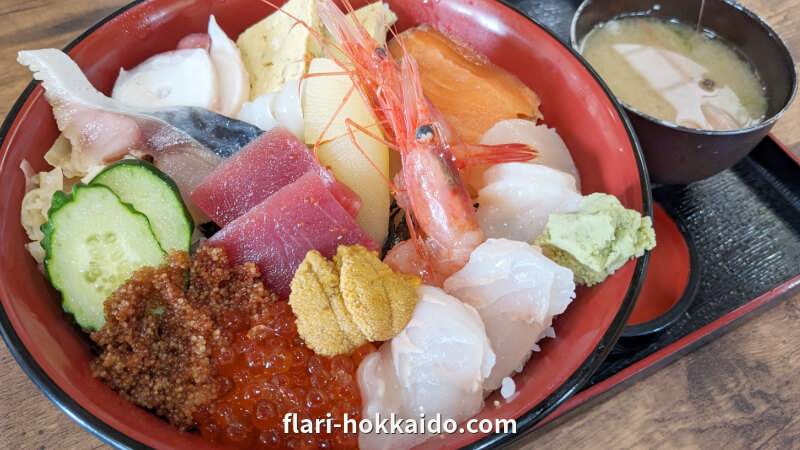 北海道増毛町のネタたっぷり贅沢海鮮丼！福よし