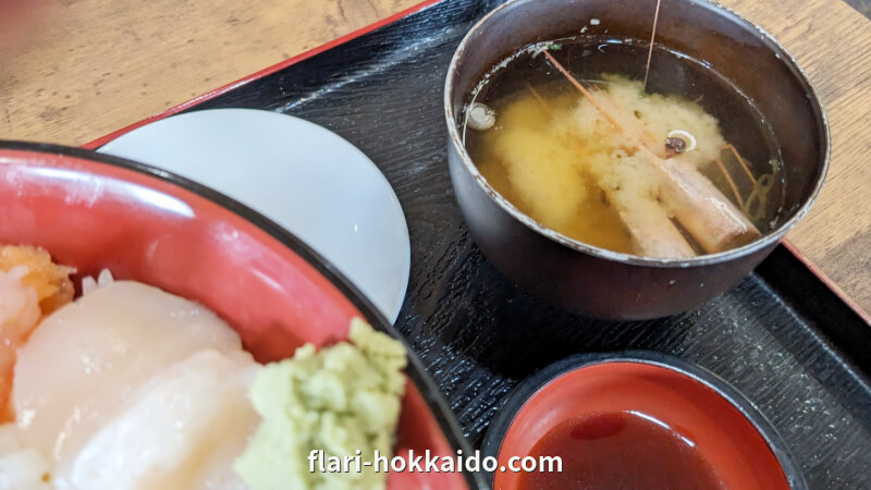 お味噌汁付きの海鮮丼