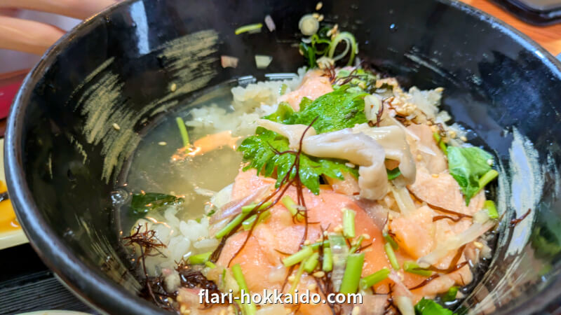 む蔵の海鮮丼はお茶漬けとしても美味しい